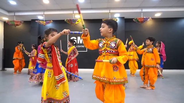 Cutest Garba by little Kids | Chogada Tara | Deepak Tulsyan Choreography | Loveyatri | G M Dance смотреть онлайн