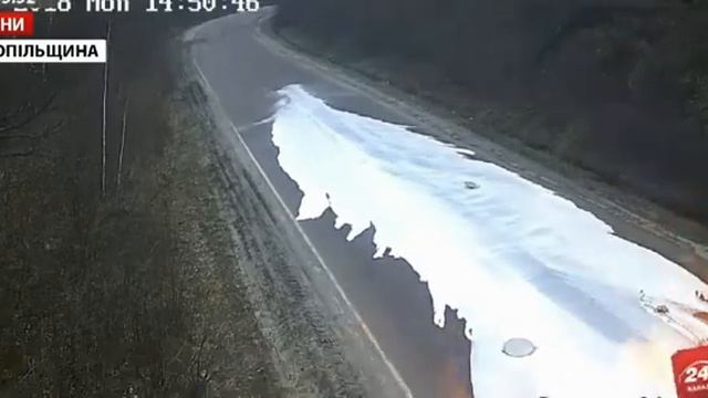 Молоковоз попал в выбоину на дороге и перевернулся