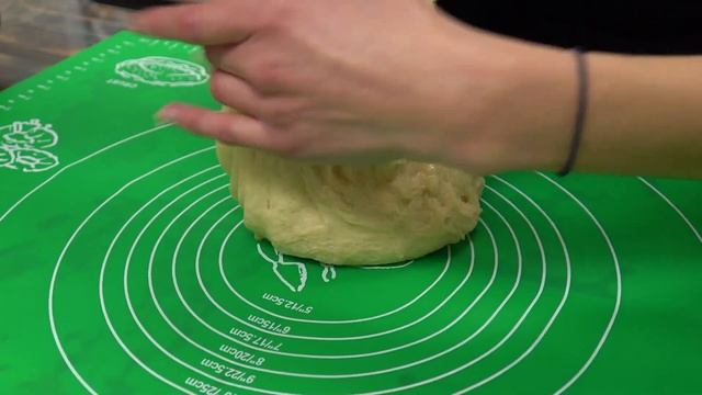 МЯГКИЕ как ПУХ! УДИВИТЕЛЬНО ПРОСТОЙ РЕЦЕПТ | БУЛОЧКИ к чаю | Кулинарим Вместе смотреть онлайн