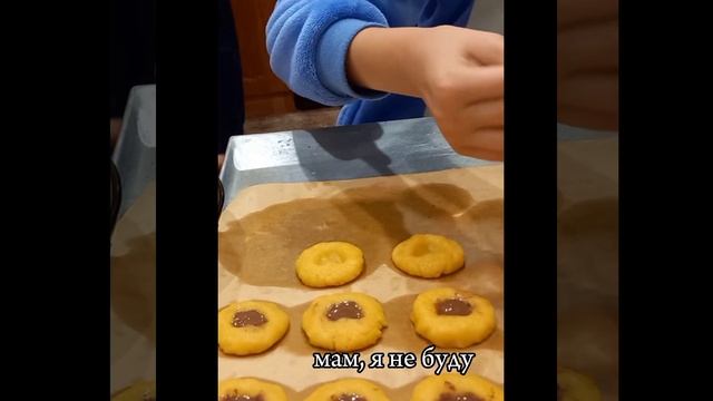 ПЫТАЮСЬ ПРИГОТОВИТЬ ПЕЧЕНЬКИ (чуть не спалила духовку) #готовка смотреть онлайн