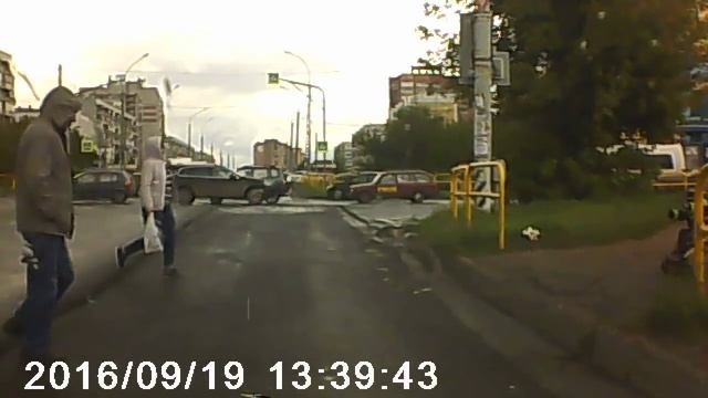 Мама опрокидывает коляску с ребенком - дороги Тольятти смотреть онлайн