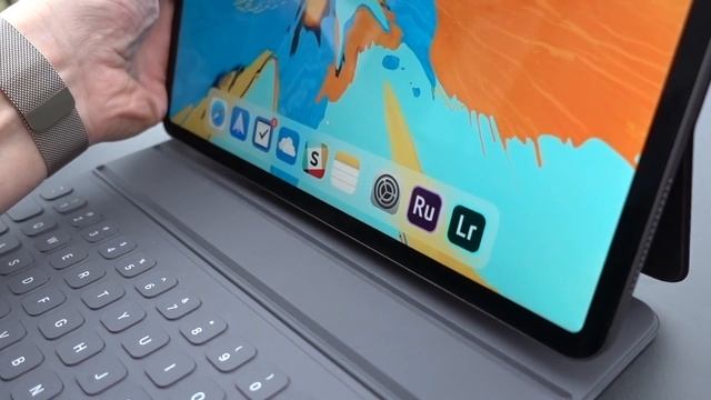 Hands On Review With Apple's 2019/2018 iPad Pro! смотреть онлайн