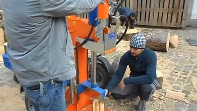 This machine chops wood, Железный дровосек,чудо техники эта машина рубит дрова. смотреть онлайн