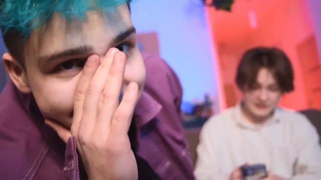 ЧТО В ТЕЛЕФОНЕ У ПЕТРАШКИ?!? *ОН БАБНИК* смотреть онлайн