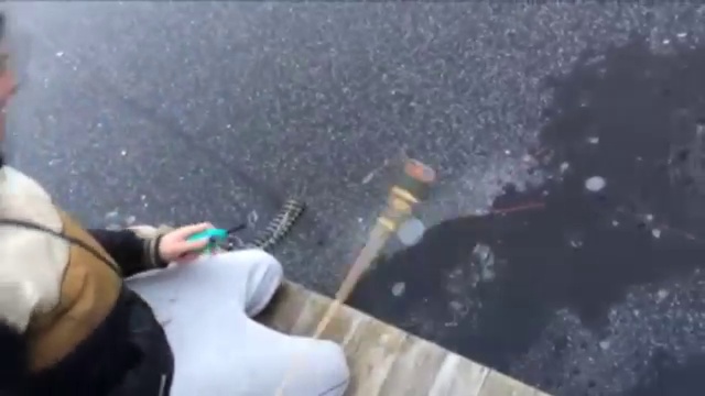 Парень запускает ракету под лед замерзшего озера! смотреть онлайн