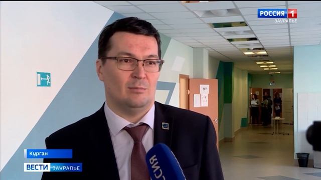 В Кургане чиновники и родители выпускников попробовали написать ЕГЭ смотреть онлайн