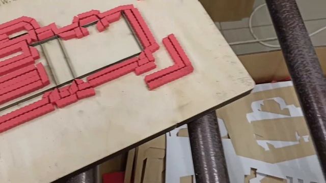 процесс вырубки коробки на стенке при помощи штанцформы смотреть онлайн