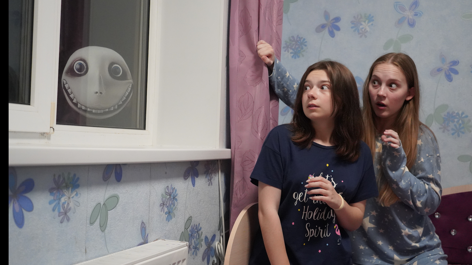 ЧЕЛОВЕК ЗА ОКНОМ УЖЕ РЯДОМ! ОН СЛЕДИТ ЗА ТОБОЙ! смотреть онлайн