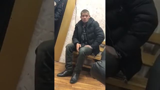 Мужик трясет ногами