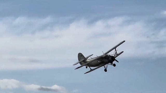 Взлет и заход на подсадку Ан-2 смотреть онлайн