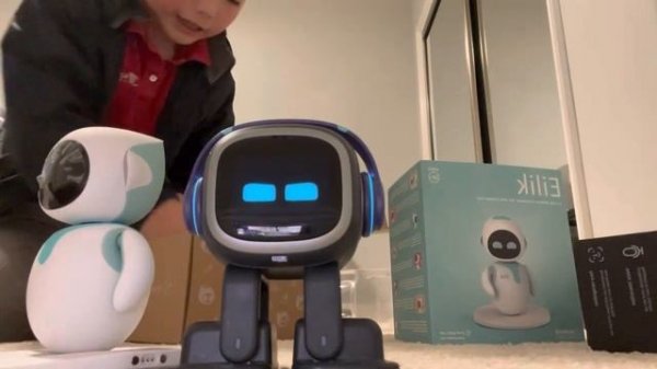 Eilik robot unboxing with emo