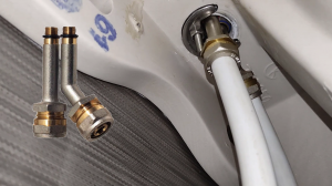 Течет подводка смесителя. Что делать