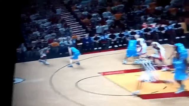 Gaming boy plays NBA 2k 13 смотреть онлайн