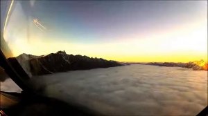 Посадка самолёта в «неизвестность» горы ,облака, вид из кабины