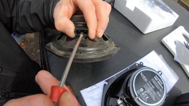 How to Replace Rear Cab Speakers | 1995 Ford F150 смотреть онлайн