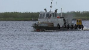 ДВИЖЕНИЕ КАТЕРОВ И ЛОДОК НА РЕКЕ ПЕЧОРА. ВИД СО СМОТРОВОЙ ПЛОЩАДКИ МОРСКОГО ПОРТА, ГОРОД НАРЬЯН-МАР