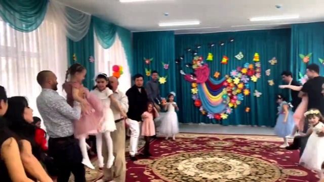 Танец папы танцуют в детском саду смотреть онлайн