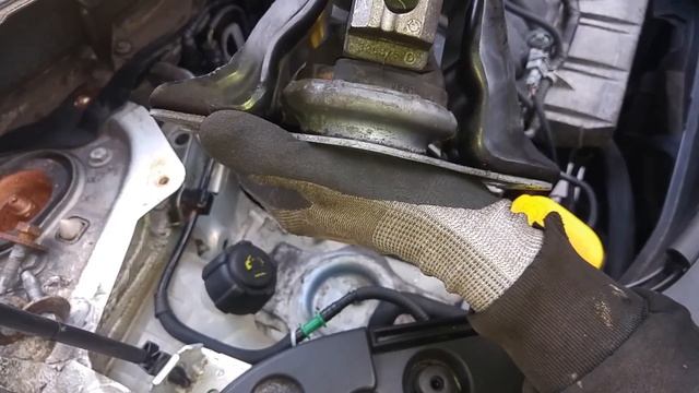 Wymiana górnej poduszki silnika Renault Scenic II смотреть онлайн
