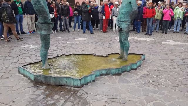 Писуны около музея Кафки смотреть онлайн