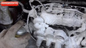 Моем двигатель: очистка двигателя пеной.