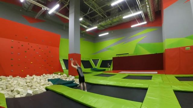 УЧИМ КРУТЫЕ ТРЮКИ! ПАДЕНИЯ НА БАТУТЕ! Прыжки На Батуте! Выпуск #2 смотреть онлайн