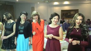 Девочки и мальчики поют на свадьбе