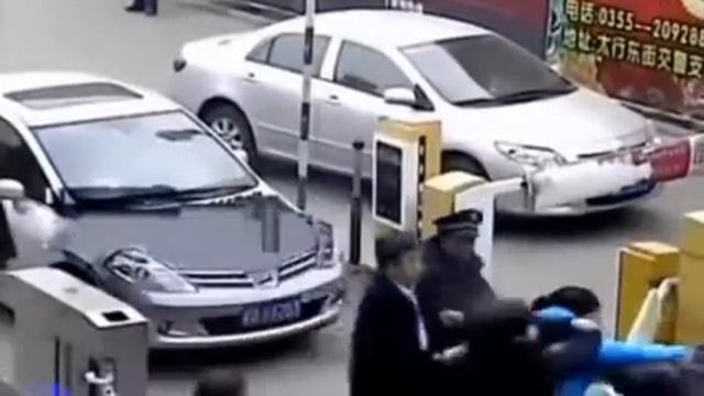 Полицейский получает в морду смотреть онлайн