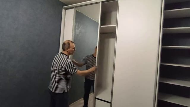 Подиум для двух братьев с большим столом и местом отдыха. смотреть онлайн