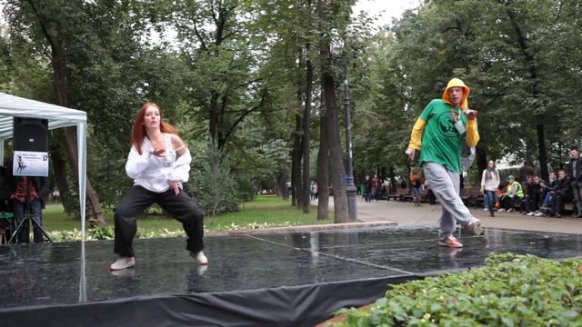 хип хоп.Лёня и Галя.День города 2012г.1 танец смотреть онлайн
