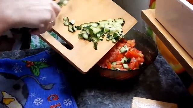 Салат с курицей и овощами смотреть онлайн