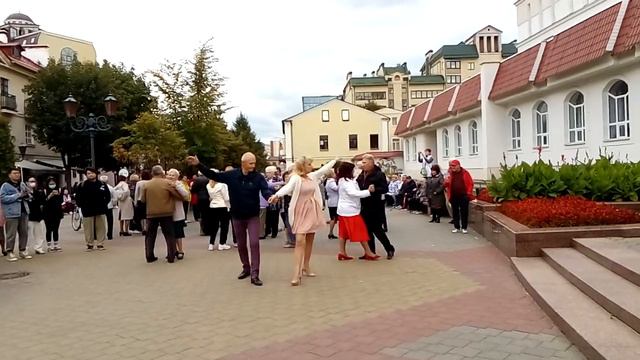 Поет Наталья Чернякова, танцуют Виктор и Ольга. смотреть онлайн