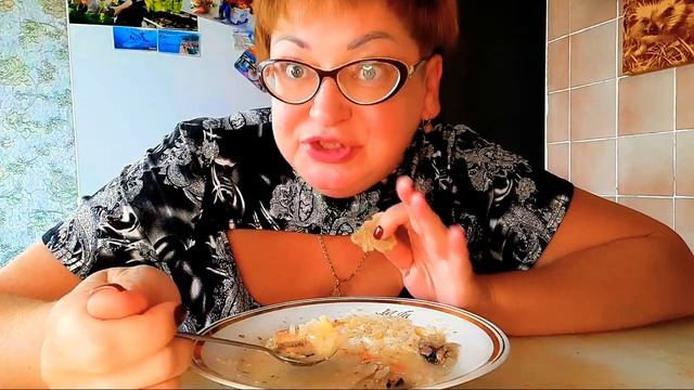 Пожрем/Мукбанг рыбный суп,лук и несколько сухариковОбжор и разговоры на камеру/