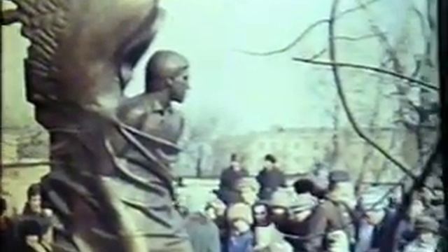 У могилы Владимира Высоцкого смотреть онлайн