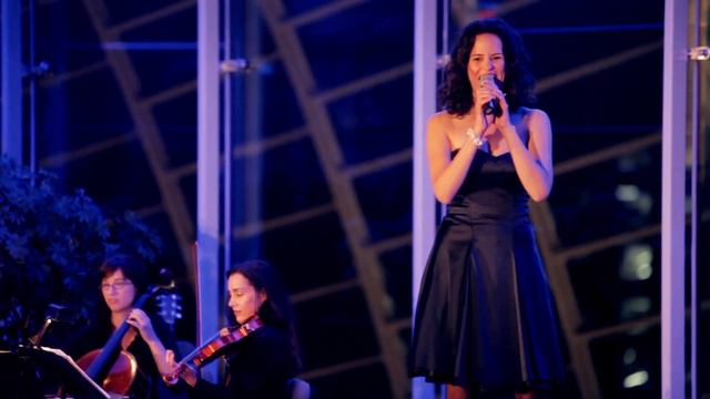 Mandy Gonzalez performs Don't Rain on My Parade - Broadway sings for Amigos de Jesus смотреть онлайн