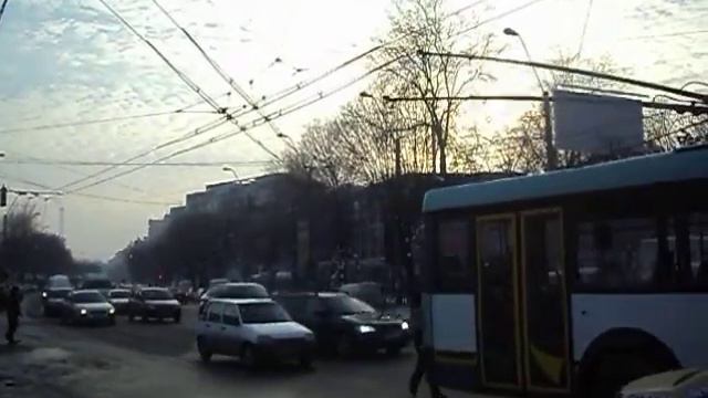 Troleibuzele liniilor 73,74,77 merg cu dificultate din cauza unei probleme la separatorul de la Pia смотреть онлайн
