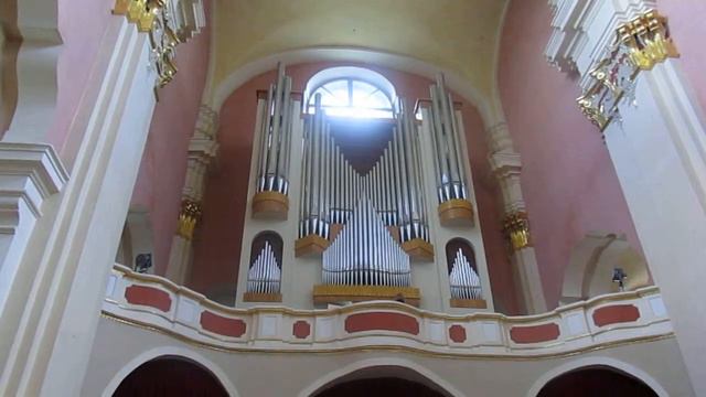 Звучит орган.