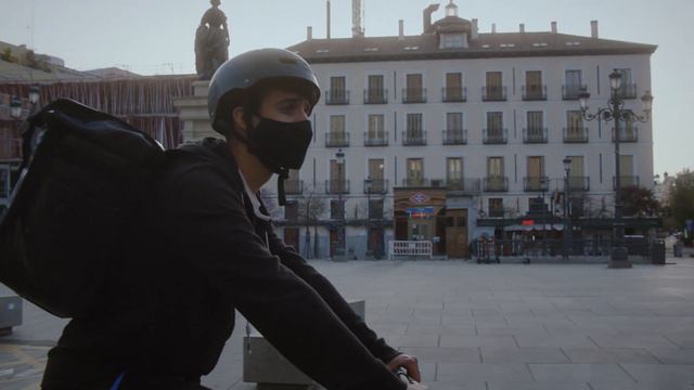 DELIVERY MAN PUERTA DEL SOL MADRID MASK 4K смотреть онлайн