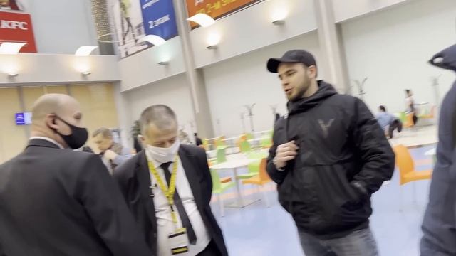 ОХРАННИКИ БЕЗ УДОСТОВЕРЕНИЯ ПРИМЕНЯЮТ ФИЗИЧЕСКУЮ СИЛУ К ПОСЕТИТЕЛЮ И НЕ ПУСКАЮТ БЕЗ QR КОДА В ТЦ смотреть онлайн