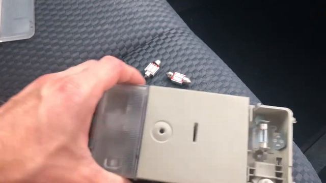 NISSAN TIIDA Замена ламп салонного света и багажник! смотреть онлайн