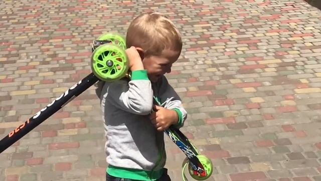 Скейт против самоката. Что быстрее! смотреть онлайн