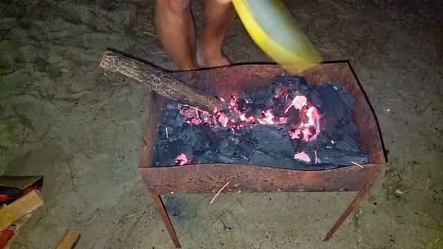 РОМАНТИК ВЕЧЕРОМ НА БЕРЕГУ МОРЯ. МАНГАЛ. ГОТОВИМ УЖИН. ЖИВЕМ В ДОМЕ НА КОЛЁСАХ ПОД АНАПОЙ смотреть онлайн