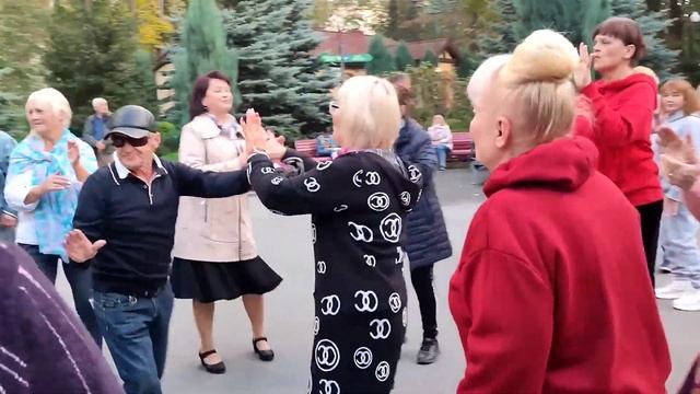 А Я ИДУ С ТОБОЙ ПО УЛИЦЕ! ТАНЦЫ ХАРЬКОВ УКРАИНА ОКТЯБРЬ 2023 смотреть онлайн