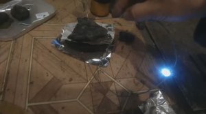 Электричество из золы угля и Алюминиевой фольги в лесу просто и быстро любое напряжение и мощность.