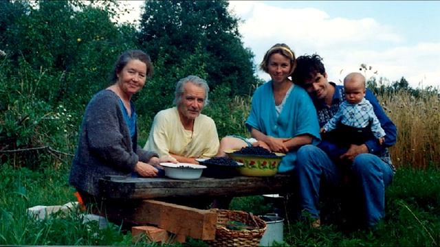 "Дочери" (В. Вихорев), исполнение - Л. Вихорева, 2-я гитара - А. Копосов смотреть онлайн