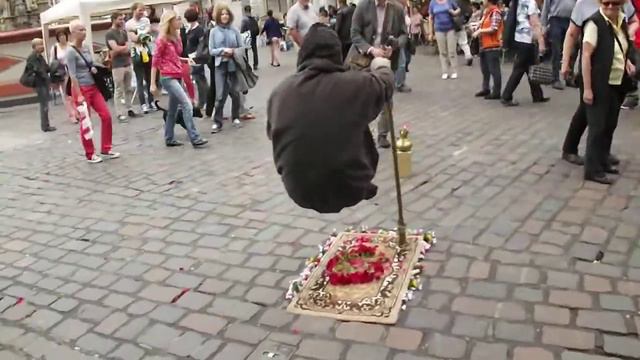 Hovering beggar in Trier, Germany смотреть онлайн