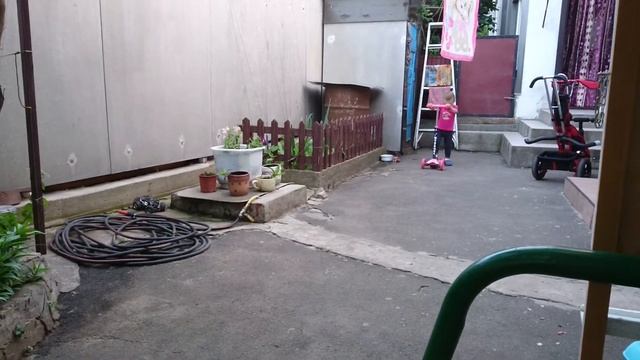 Катя катается на самокате смотреть онлайн