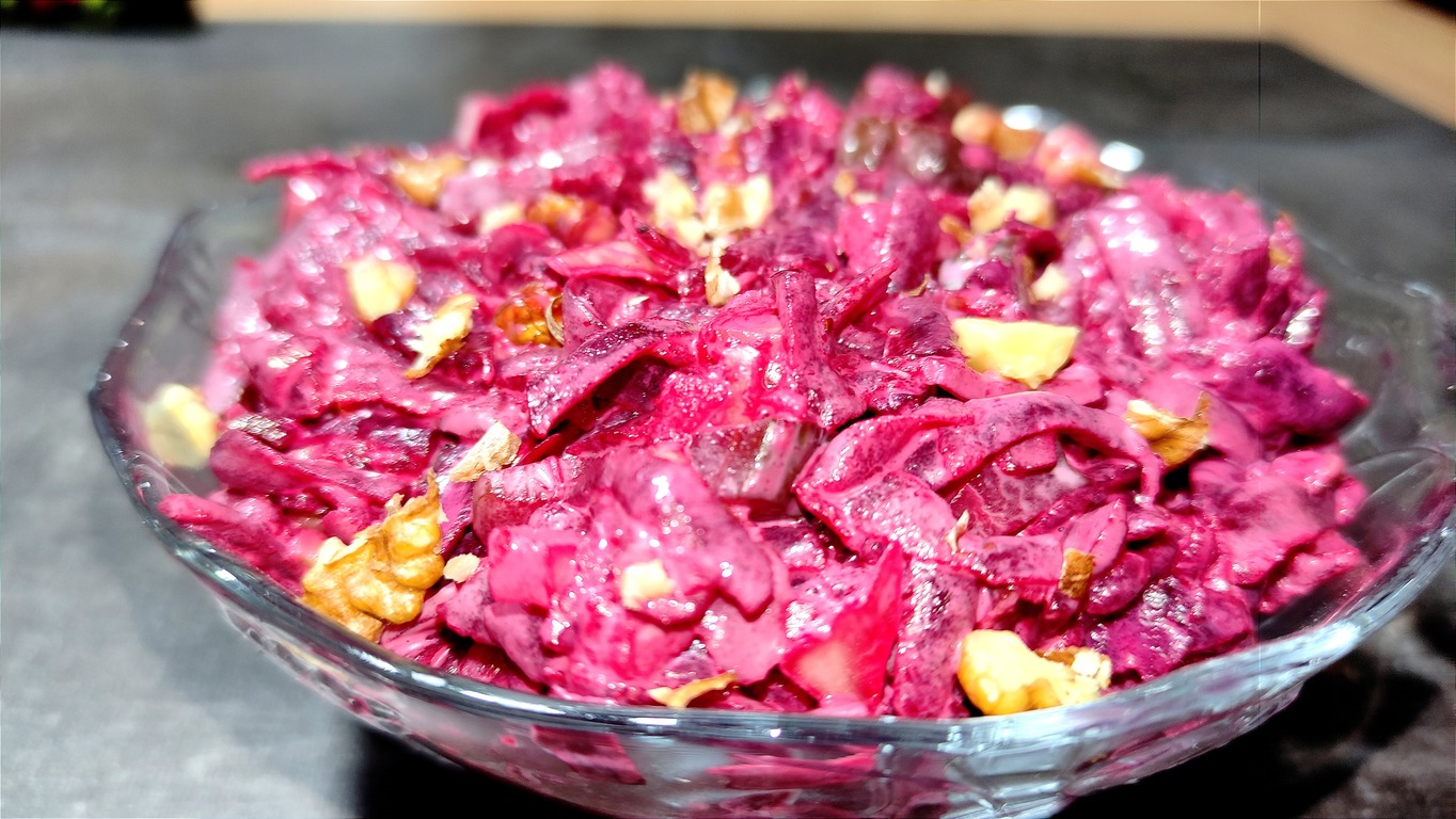 Простой, вкусный и полезный салат из свёклы