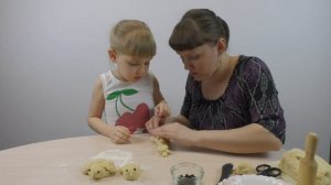 Лепим и печем жаворонков из теста.