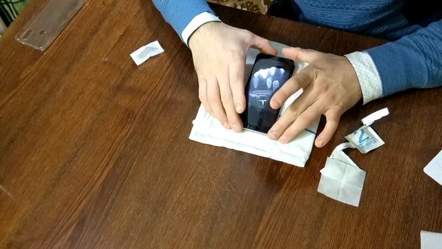 Поклейка защитного 5D стекла на Xiaomi Mi A2 lite. смотреть онлайн