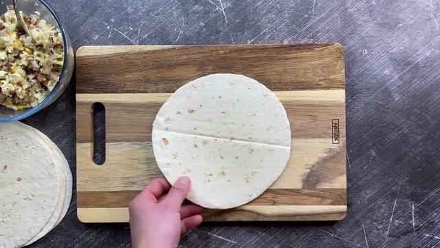 Tortilla mit Speck und Käse zum Frühstück смотреть онлайн